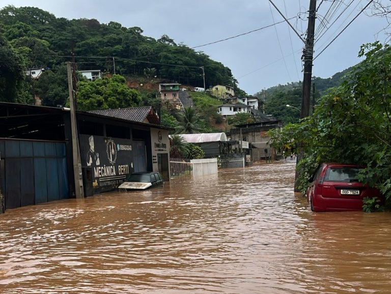 Rios de Santa Teresa e Santa Leopoldina atingem cota de inundação no ES