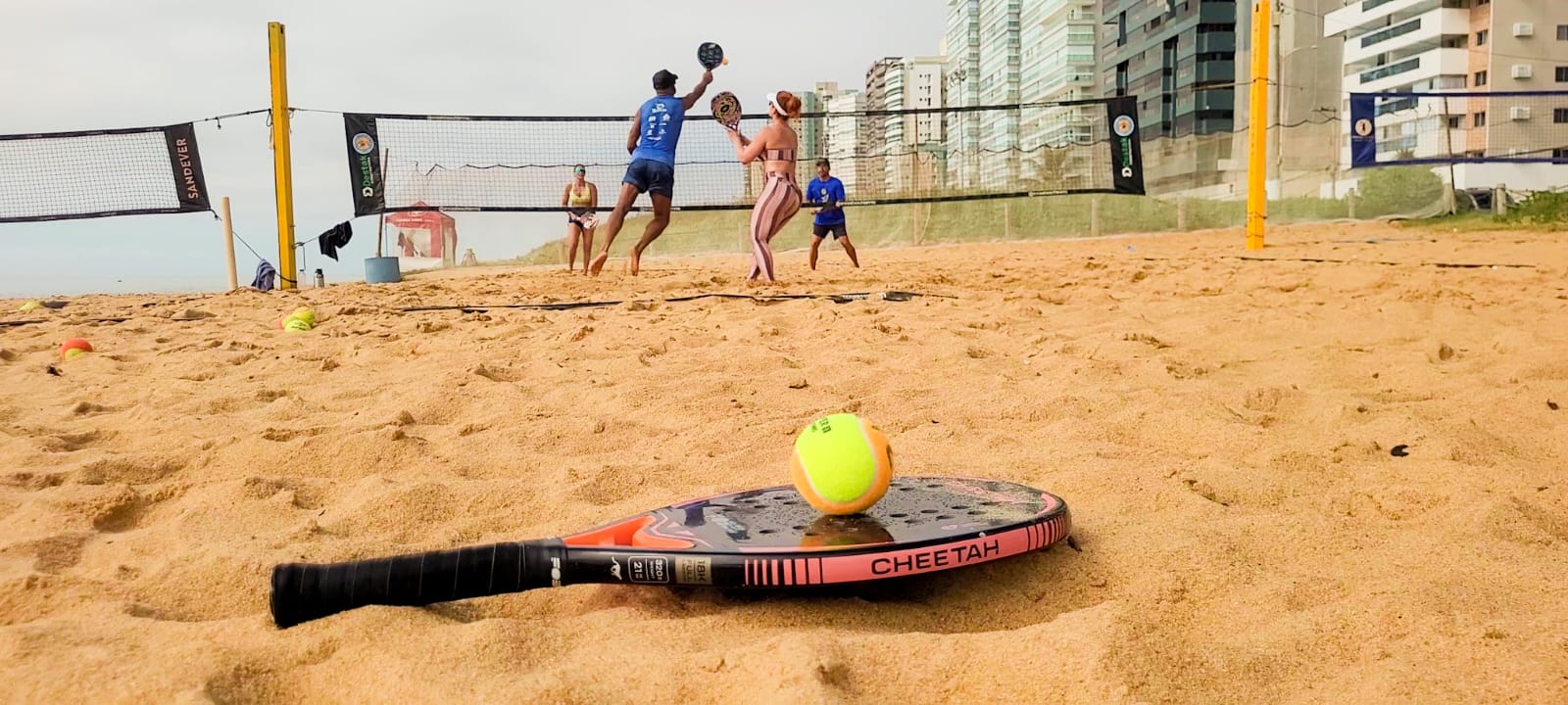 Beach Tennis na Praia de Itaparica, em Vila Velha. Foto: Eduarda Lisboa/VIXFeed.