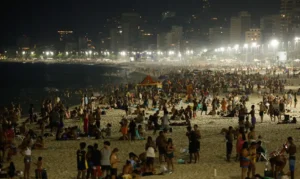 Banho noturno na orla do Rio atrai cariocas e turistas no calorão