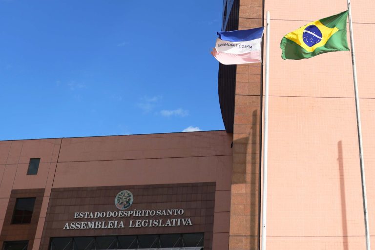 Lei que proíbe músicas com conteúdo impróprio em escolas é aprovada no ES