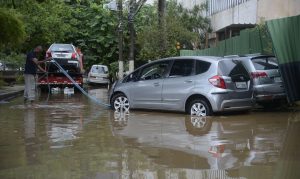 Perdeu a placa do carro em alagamento? Saiba o que fazer