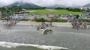 Avião ultrapassa pista, explode na praia e deixa ao menos um morto em Ubatuba (SP)