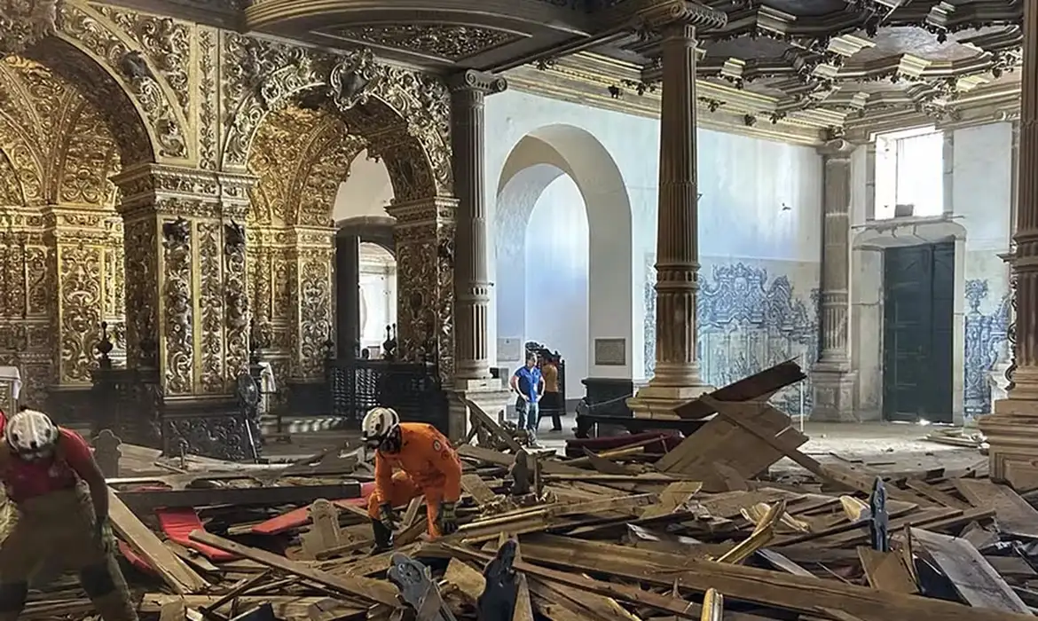 109929307 teto da igreja de sao francisco desaba em salvador. foto defesa civil de salvador copiar