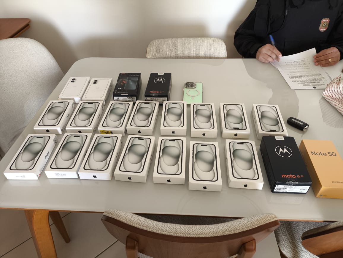 Foram encontrados nas casas dos suspeitos, e dezenas de aparelhos celulares novos de última geração sem nota fiscal. Foto: Divulgação/PF