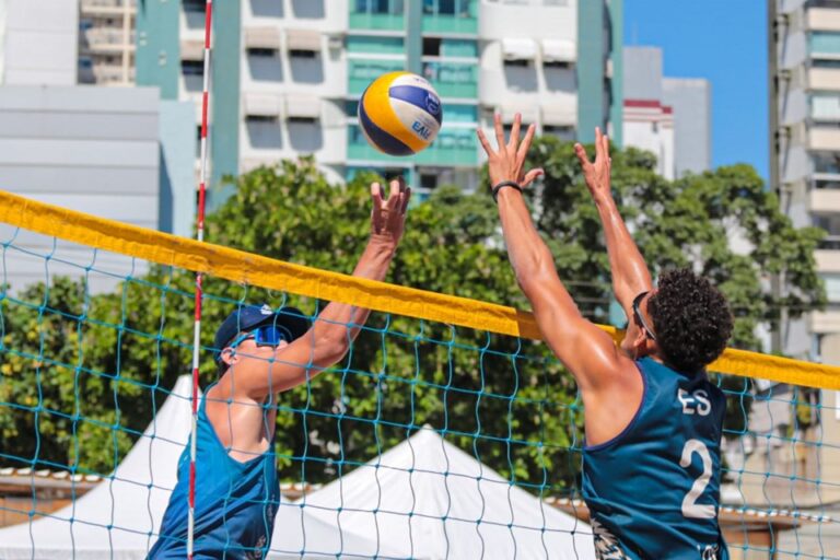 Campeonatos de futsal e vôlei de praia movimentam Vitória neste fim de semana