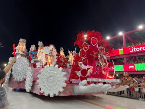 Jucutuquara abre noite do Grupo Especial do Carnaval de Vitória com emoção das batidas do coração