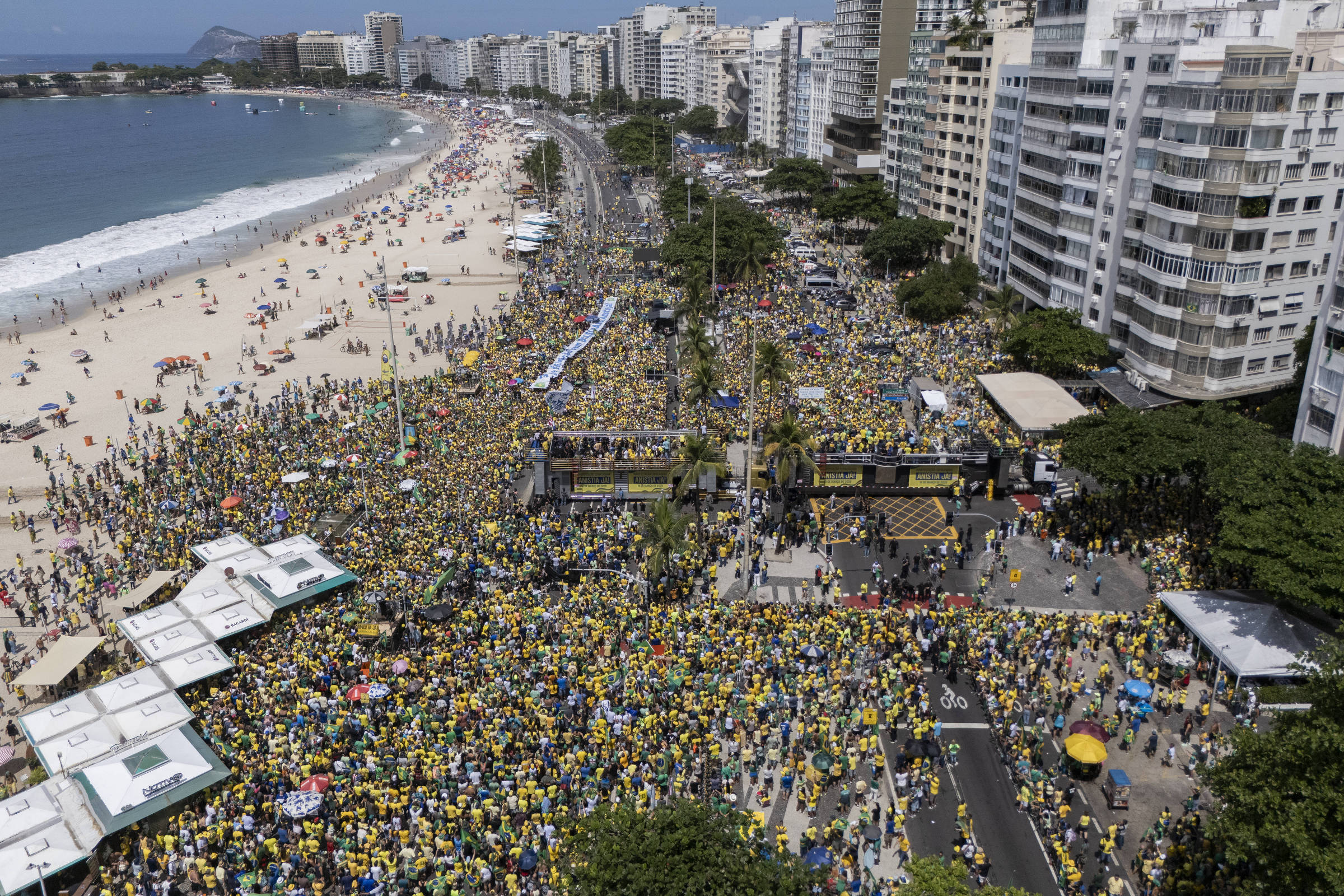 Manifestação com a presença do ex-presidente Jair Bolsonaro (PL) em apoio à anistia aos envolvidos no 8 de janeiro, na praia de Copacabana, na zona sul do Rio de Janeiro