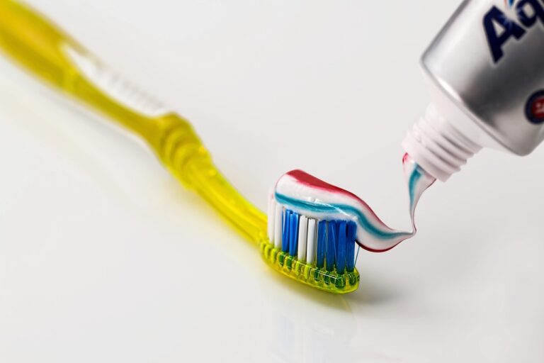 Anvisa alerta para uso de creme dental com fluoreto de estanho