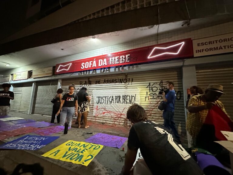 Grupo faz ato em Vitória e pede justiça após morte do jovem na Rua da Lama