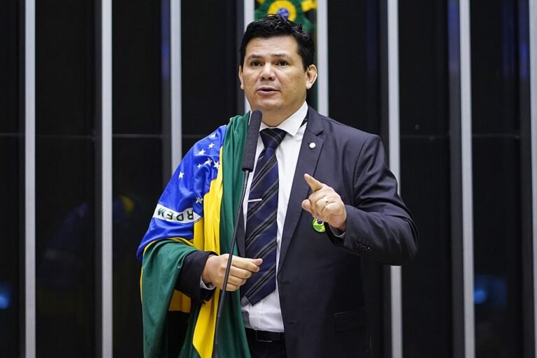 Deputado Gilvan é condenado por violência política de gênero após declarações contra Camila Valadão