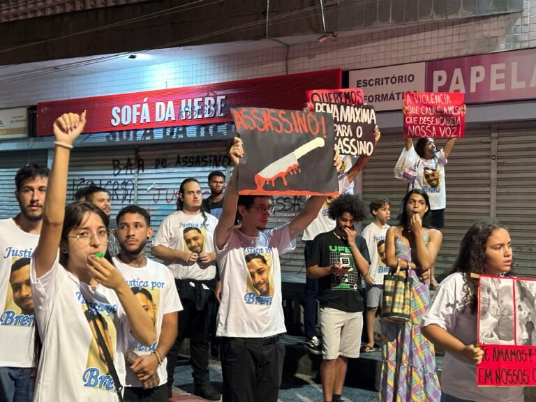 Amigos e família de Breno Rezende fazem ato por justiça após morte de jovem na Rua da Lama