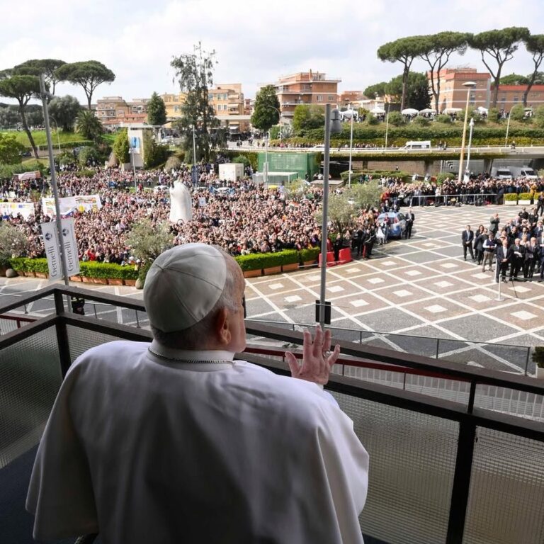 Recuperação de papa Francisco foi ‘como um milagre’, diz médico