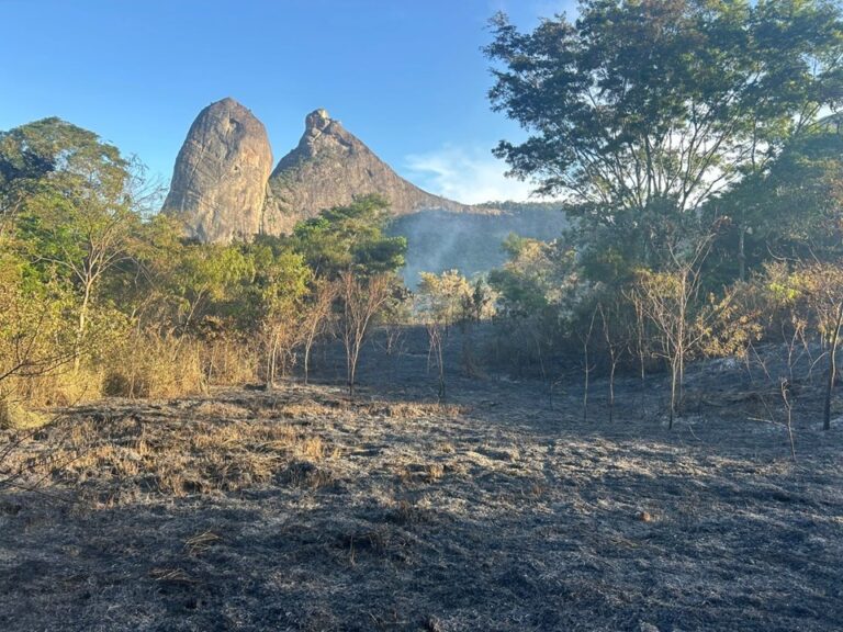 Fogo atinge área ecológica no entorno do Frade e a Feira, no ES