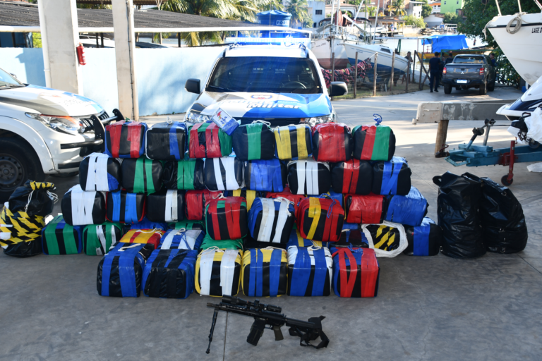 Mais de 1,3 tonelada de cocaína é apreendida em marina de Guarapari