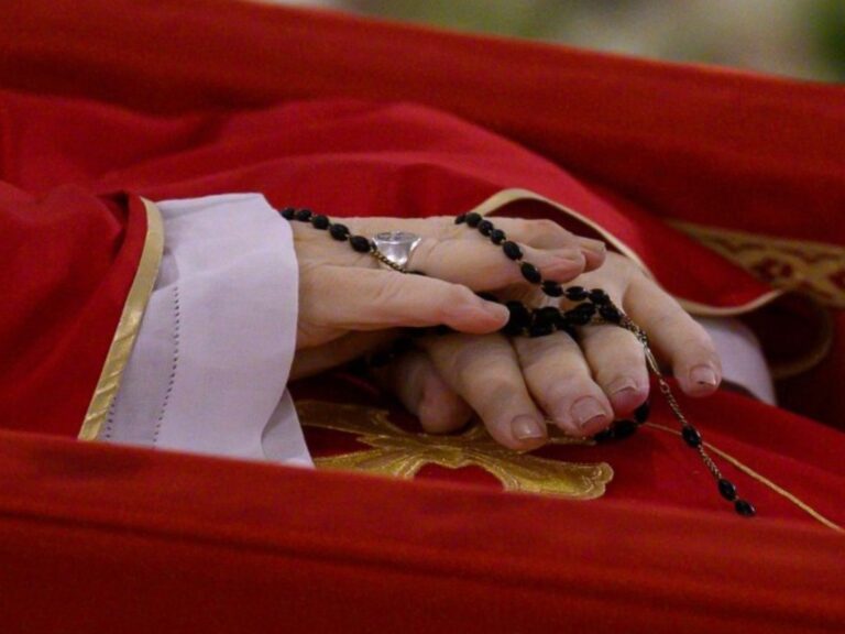 Caixão do papa Francisco será fechado sexta à noite