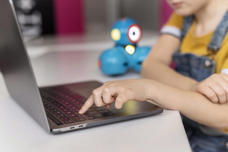 Uso saudável da internet: como proteger seu filho on-line sem invadir a privacidade