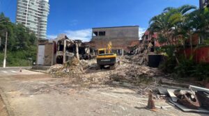 Antiga boate em Vila Velha é demolida para revitalização turística do Morro do Moreno