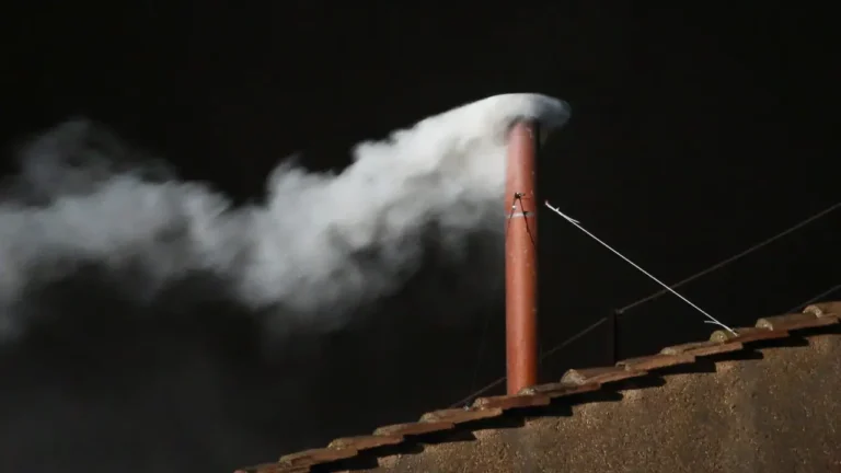 Igreja tem novo papa; fumaça branca sai da chaminé da Capela Sistina após 4ª votação