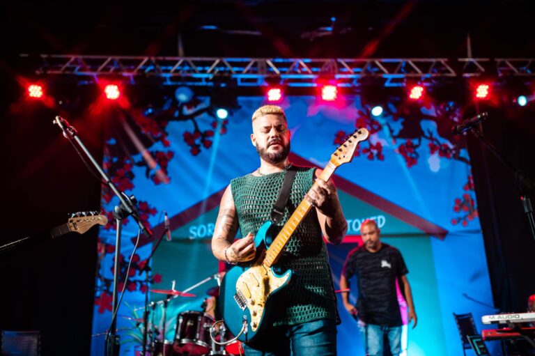 Cantor Giu se apresenta em show intimista no Espaço Thelema, em Vitória