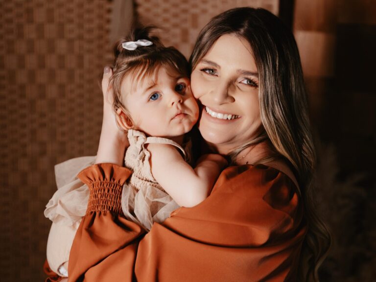 Mãe lança livro para contar a jornada com a filha que tem síndrome ultrarrara