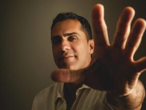 Cantor Rodrigo CX homenageia os 80 anos de Bob Marley com apresentação em Vitória