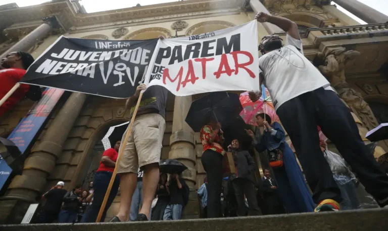 Atlas da Violência: Risco de negro ser vítima de homicídio é 2,7 vezes maior no Brasil