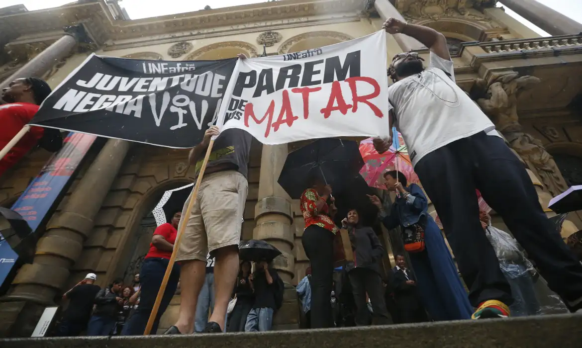 Atlas da Violência: Risco de negro ser vítima de homicídio é 2,7 vezes maior no Brasil