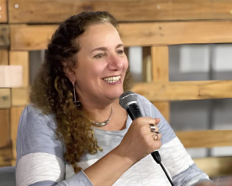 Jandira Feghali lança livro no ES sobre cultura como ferramenta de transformação social