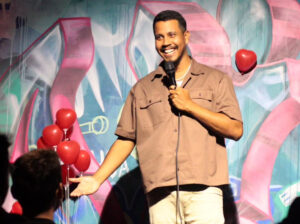 Klebson Carrera apresenta show solo de stand-up no Cineteatro das Artes