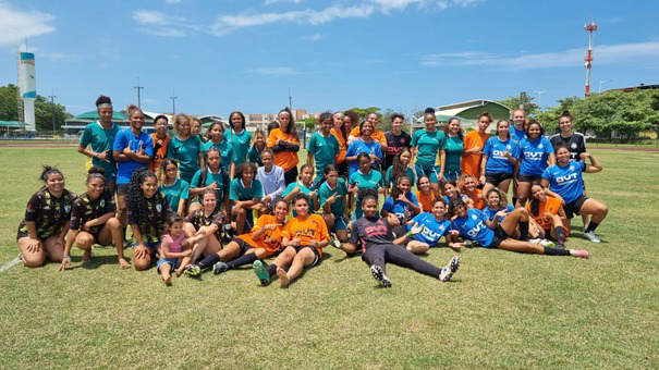 Flamengo realiza oficinas de futebol feminino de base na Estação Conhecimento Serra