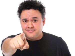 Humorista Gui Santana faz show gratuito de stand-up neste domingo (6), em Cariacica