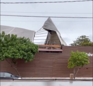 Ventos fortes atingem Grande Vitória e danificam cobertura de casa de shows