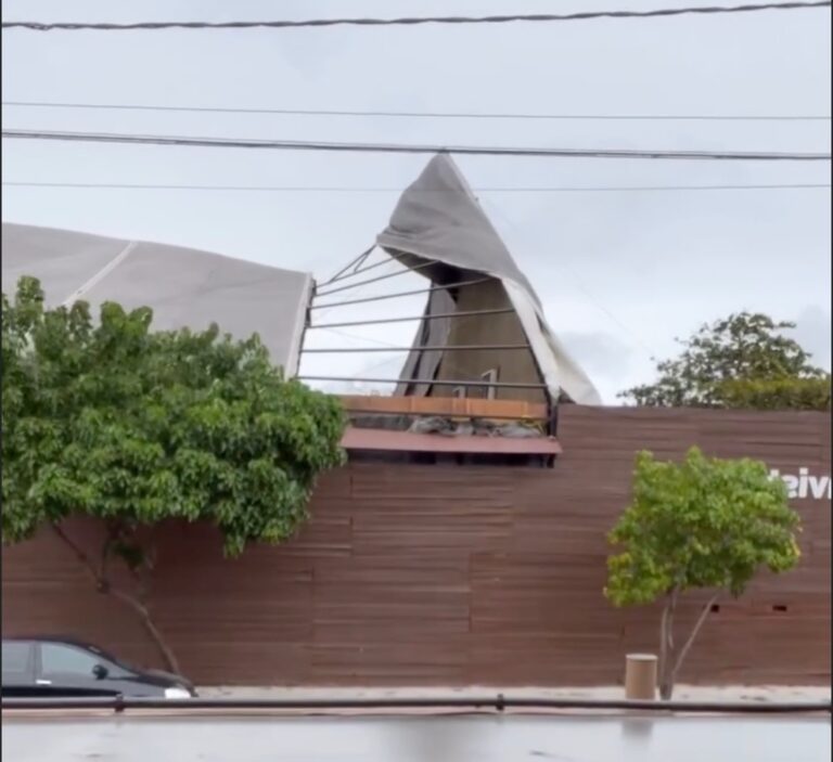 Ventos fortes atingem Grande Vitória e danificam cobertura de casa de shows