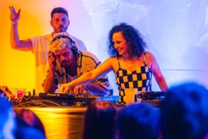 Santa Teresa recebe edição especial da festa Discotopia com música eletrônica e menu open food