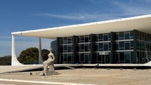 Entre o Código e a Conveniência: quando juristas abandonam o Direito pela torcida
