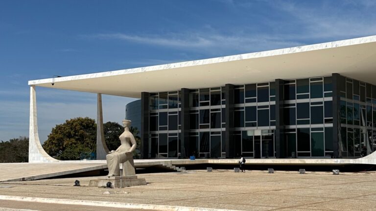 Entre o Código e a Conveniência: quando juristas abandonam o Direito pela torcida