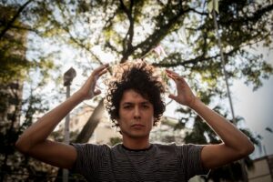 Juliano Gauche lança clipe de ‘Nos Cânticos de Lá’ seguido de pocket show em Vitória