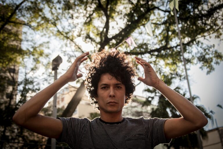 Juliano Gauche lança clipe de ‘Nos Cânticos de Lá’ seguido de pocket show em Vitória