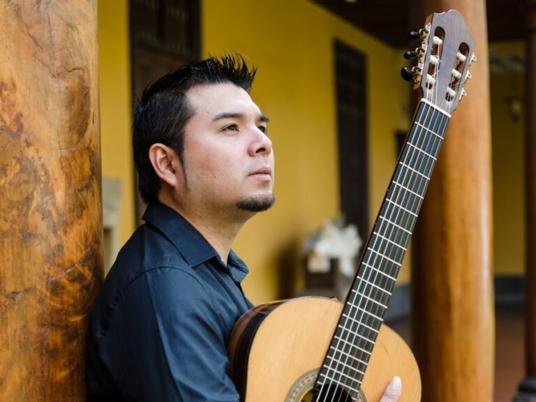 Músico peruano Ricardo Villanueva traz apresentação ‘Violão Andino’ a Vitória