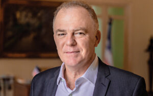 Casagrande anuncia saída do governo do ES para disputar vaga no Senado