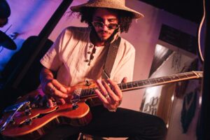 Julio Camelo se apresenta no Thelema com músicas autorais e repertório nacional