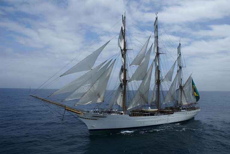 Navio Cisne Branco abre para visitação no Porto de Vitória neste sábado (30)