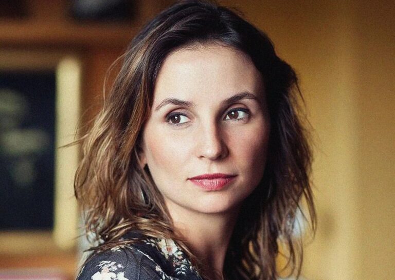 ‘Teologias apocalípticas’ ganham força em momentos de crise, diz Petra Costa