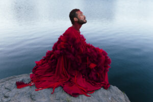 ‘Terra Santa’ propõe reflexão a partir do corpo e da vivência LGBTQIAPN+