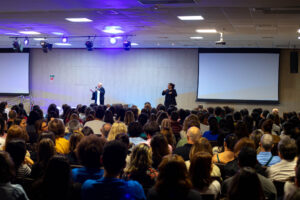 Monja Coen lota auditório e reúne 600 pessoas em Vitória