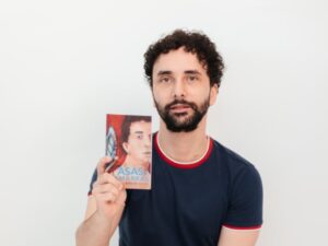 Escritor capixaba lança obra em jantar solidário na Associação GOLD, em Vitória