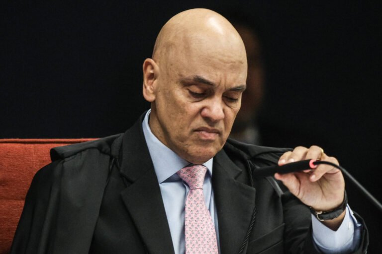 Moraes aponta Bolsonaro como líder de organização criminosa
