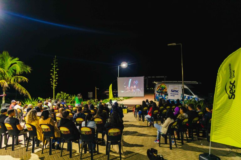 Cinema itinerante movido a energia solar percorre 30 cidades do Espírito Santo