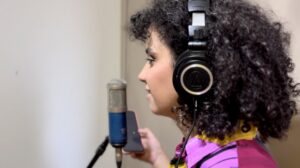 Aline Dias lança audiolivro e e-book de ‘Suja’, seu primeiro livro de poesias