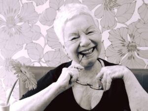 Escritora capixaba Bernadette Lyra lança nova obra “Ooparts” em Vitória